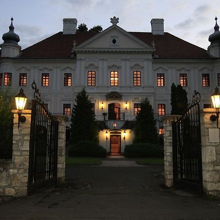 Teleki-Degenfeld Kastelyszallo Szirak Luaran gambar