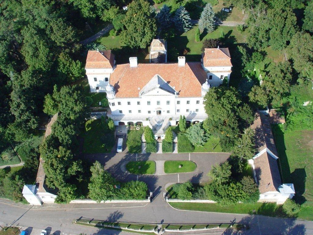Teleki-Degenfeld Kastelyszallo Szirak Luaran gambar