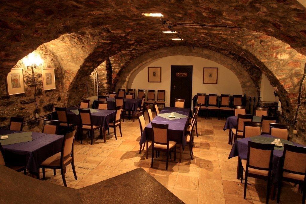 Teleki-Degenfeld Kastelyszallo Szirak Restoran gambar