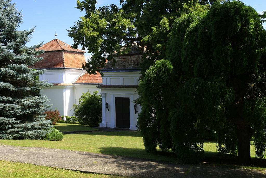 Teleki-Degenfeld Kastelyszallo Szirak Luaran gambar